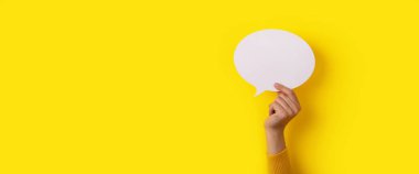 Kabarcık konuşma düzeni sarı arkaplan üzerinde, panoramik maket