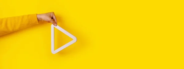 Ele Tutuşan Ortam Oynatma Düğmesi Sarı Arkaplan Panoramik Düzen — Stok fotoğraf