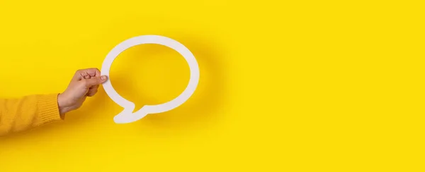 Hand Hält Dialogblase Über Gelbem Hintergrund Panorama Attrappe — Stockfoto
