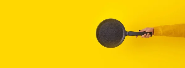 Pfannkuchenpfanne Der Hand Über Gelbem Hintergrund Panorama Attrappe — Stockfoto