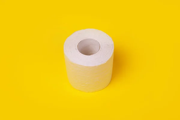 Sarı Zemin Üzerinde Beyaz Tuvalet Kağıdı Rulosu — Stok fotoğraf