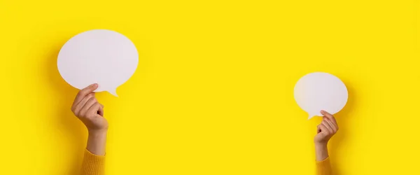 Руки Тримають Піктограму Діалогу Жовтому Тлі Панорамне Макетне Зображення — стокове фото
