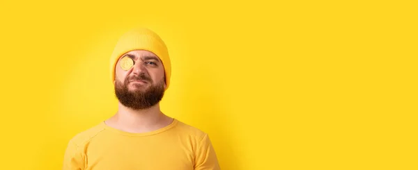 Homem Engraçado Com Bitcoin Sobre Fundo Amarelo Layout Panorâmico — Fotografia de Stock