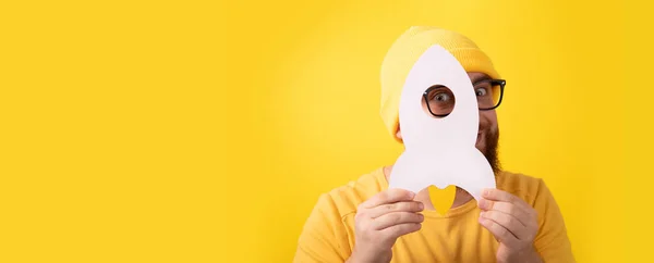 Homem Segurando Foguete Sobre Fundo Amarelo Conceito Startup Bem Sucedido — Fotografia de Stock