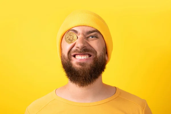 Grappige Man Met Bitcoin Gele Achtergrond — Stockfoto