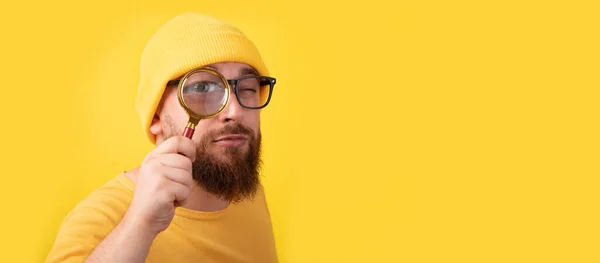 Hombre Con Lupa Sobre Fondo Amarillo Diseño Panorámico —  Fotos de Stock