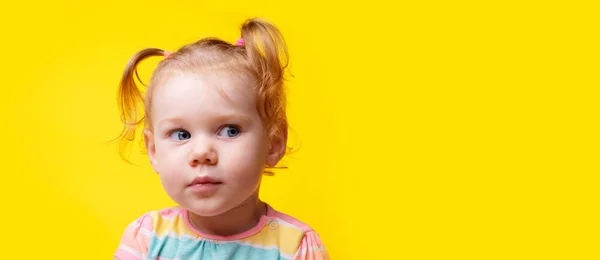 Seriamente Niña Mirando Lado Sobre Fondo Amarillo Vacío Diseño Panorámico — Foto de Stock