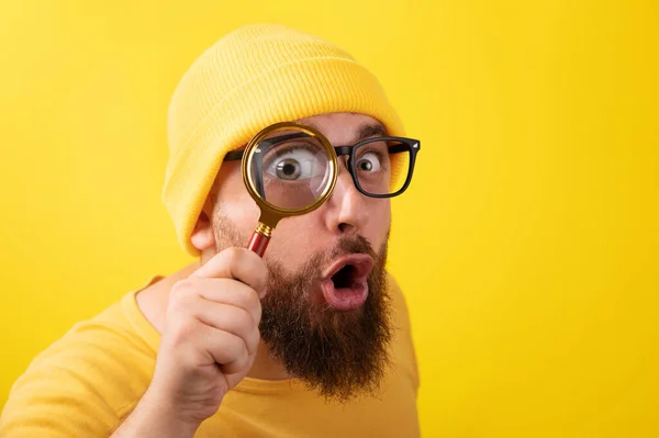 Geschokte Man Met Vergrootglas Gele Achtergrond — Stockfoto