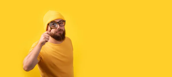 Man Looking Magnifying Glass Yellow Background Searching Concept Panoramic Image — Stockfoto