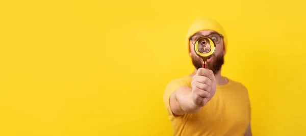 Shocked Man Looking Magnifier Glass Yellow Background Panoramic Image — Stockfoto