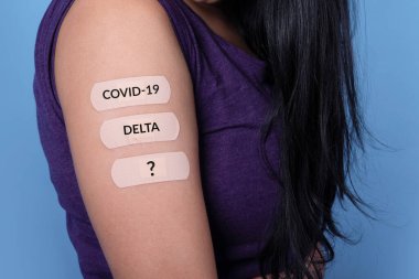 Coronavirus aşısı, yeni pullar ve mutasyon konseptinden sonra omuzlarında Covid-19, Delta yazısıyla birçok alçı gösteren bir kadın.