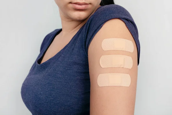 Kvinne Som Viser Mange Plaster Armen Etter Coronavirus Vaksine Nye – stockfoto