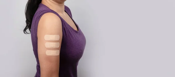 Kvinne Som Viser Mange Medisinske Plaster Arm Etter Vaksine Vaksinering – stockfoto