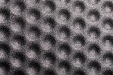Gri bir yüzeye yakın plan dairesel girintiler, arka plan, tasarım ve endüstriyel kavramlar için idealdir.