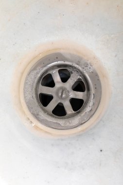 Kirli bir lavabonun sabun tortusu ve kirle kapatılması, çok yönlü ticari kullanım için kentsel hijyen ve bakım kavramlarının vurgulanması.