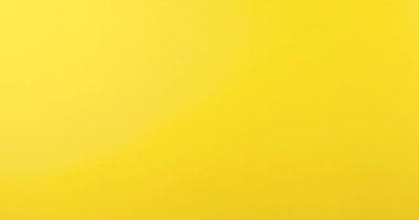 4K stok görüntülerinde parlak sarı bir arka plana karşı zafer ya da barışı simgeleyen V işareti yapan bir el görülüyor..