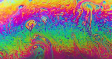 Canlı bir sabun köpüğü zarif bir şekilde süzülür, büyüleyici ve sürekli değişen renkleri bu 4K yakın çekim videosunda gösterir. Işığın ve yanardöner renklerin narin oyunu büyülü, rüya gibi bir etki yaratır.