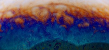 Mavi, turuncu ve turkuazdan oluşan canlı soyut girdaplar dinamik ve organik bir desen oluşturur. Geçmişler, yaratıcı tasarımlar ve sanatsal projeler için ideal..