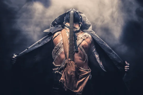 Газова маска людина з димом — стокове фото
