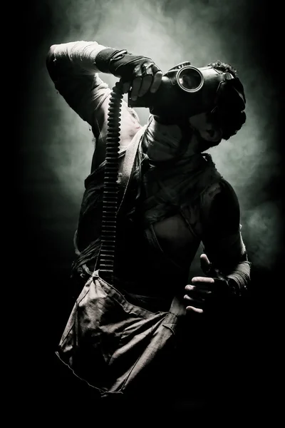 Man i gasmask — Stockfoto