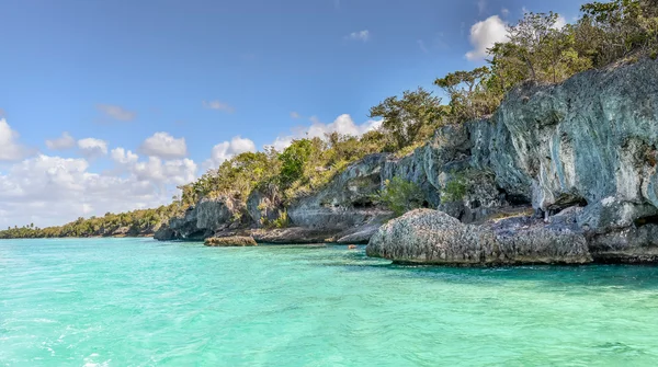 Limpar a água do oceano tropical em torno de rochas — Fotografia de Stock