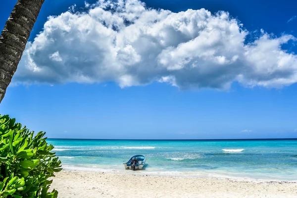 Barco en la playa del Caribe — Foto de Stock