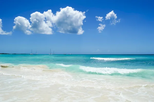 Schöner weißer Sandstrand, karibisches Meer, Wellen und blauer Himmel — Stockfoto