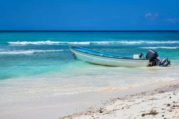 Barco en la playa tropical en la isla caribeña — Foto de Stock