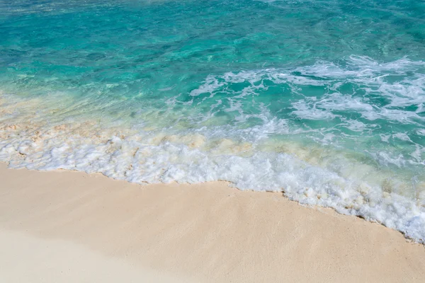 Мягкая волна бирюзового моря на песчаном пляже. Естественное суммирование — стоковое фото