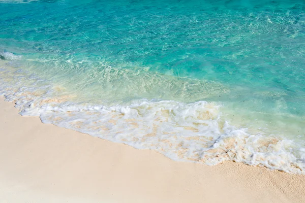 Zachte Golf van de turquoise zee aan het zandstrand. Natuurlijke summe — Stockfoto