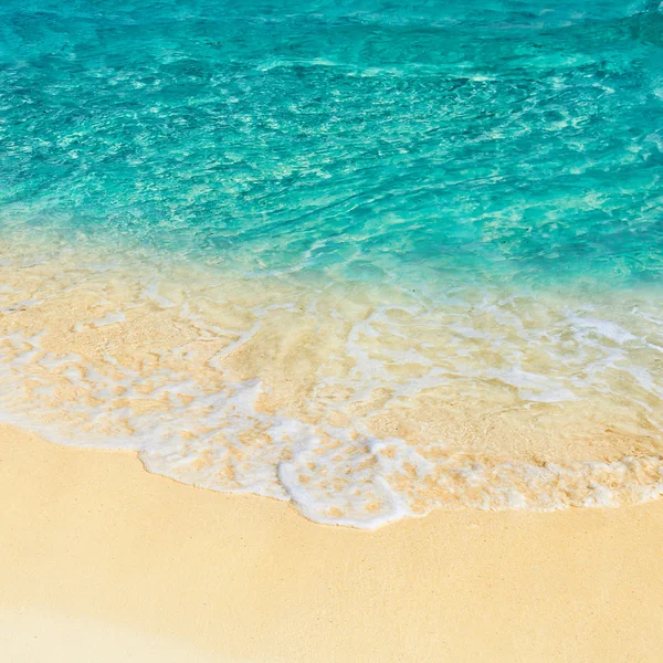 Sanfte Welle des türkisfarbenen Meeres am Sandstrand. natürliche Summen — Stockfoto