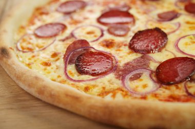 Beyaz arka plan üzerinde İtalyan pizza sucuk