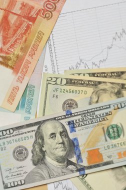 para banknot dolar ve sikke üzerinde mali bir grafik üzerinde beyaz bir arka plan ile Rus ruble