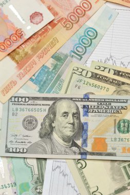 para banknot dolar ve sikke üzerinde mali bir grafik üzerinde beyaz bir arka plan ile Rus ruble