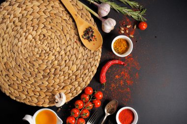 pizza baharat biber domates fesleğen petrol arka plan üzerinde için malzemeler