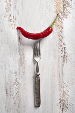 Beyaz ahşap zemin üzerinde kırmızı sıcak soğuk biber baharat