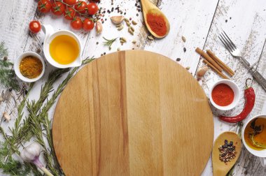 pizza baharat biber domates fesleğen petrol arka plan üzerinde için malzemeler