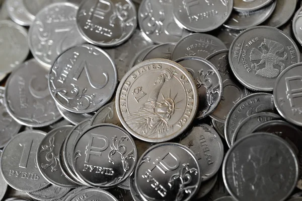 Dinero moneda de metal dólar y rublos rusos sobre un fondo — Foto de Stock