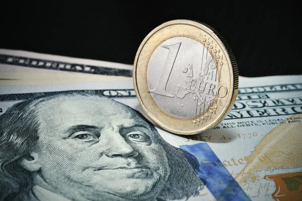 Para euro dolar sikke üzerinde bir yüz dolarlık banknot bir arka plan üzerinde — Stok fotoğraf