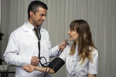 Doktor hastayı muayene ediyor.