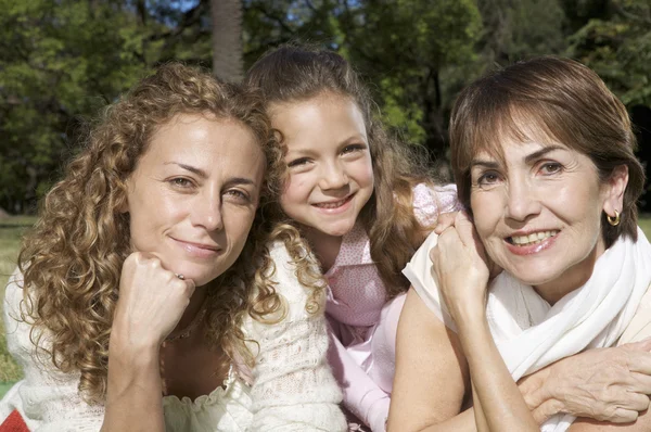 Drei Generationen Familie im Park — Stockfoto