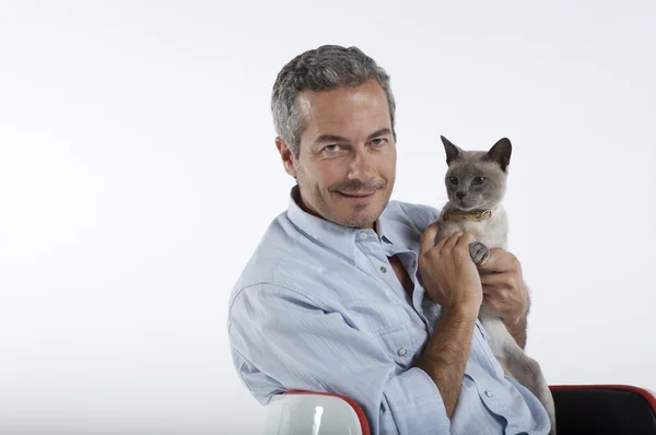 Hombre sosteniendo siamés gato —  Fotos de Stock