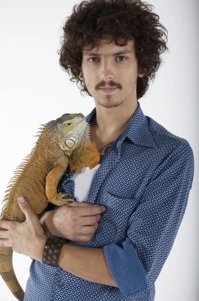 Iguana omuz ile genç adam — Stok fotoğraf
