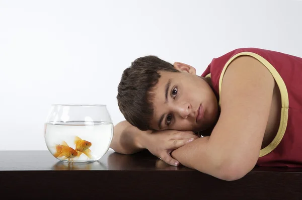 Dospívající chlapec s rybou — Stock fotografie
