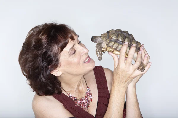 Donna che gioca con la tartaruga — Foto Stock