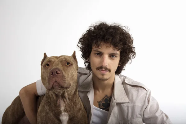 Joven con Pit bull dog — Foto de Stock