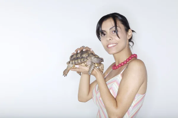 Menina segurando tartaruga nas mãos — Fotografia de Stock