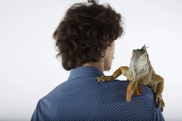 Jovem com iguana no ombro — Fotografia de Stock