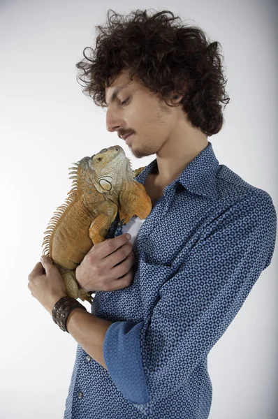 Genç adam holding Iguana — Stok fotoğraf