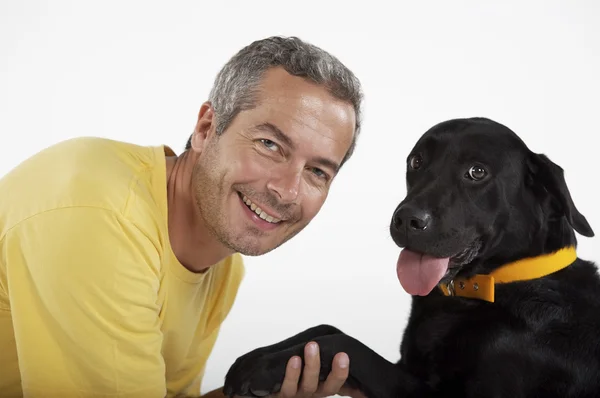 Uomo che gioca con Labrador cane — Foto Stock